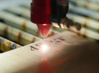 Come viene utilizzata l'incisione laser nella tracciabilità dei dispositivi medici