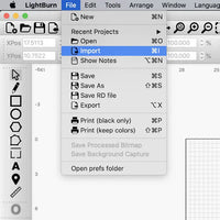 Screenshot di LightBurn: menu “File” aperto con l’opzione “Import” evidenziata per importare file di incisione e taglio laser (es. SVG) per laser CO₂